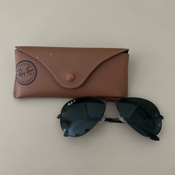Black Ray-Ban Aviator Sunglasses - Picture 1 of 8